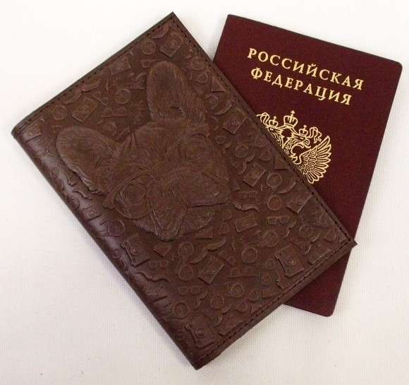Купить оптом Обложка для паспорта "Хипстер Бульдог" кожа (3D) цвет коричневый