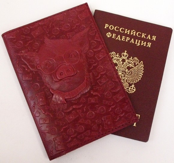 Купить оптом Обложка для паспорта "Хипстер Поросёнок" кожа (3D) цвет бордо